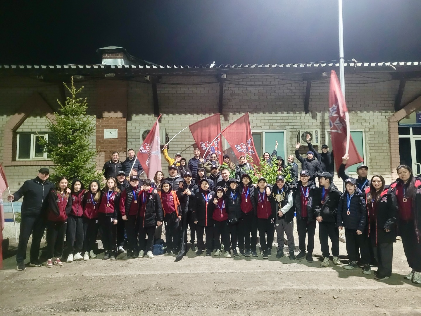 Kokshetaudan bizdiń qola júldegerleri — «Aqtobe-2013» komandasy keldi! Balalar úıge kubok pen eńbekpen jelgen qola me...